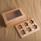 Boîte-cadeau de Papier d'emballage de place avec la fenêtre vernissant la surface gravante en refief