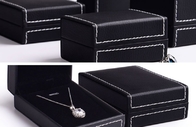 Boîtes à bijoux en cuir gravantes en refief de noir en cuir extérieur de boîte-cadeau pour des femmes