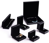 Boîtes à bijoux en cuir gravantes en refief de noir en cuir extérieur de boîte-cadeau pour des femmes