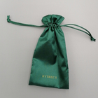 Le cadeau vert de cordon de tissu de satin de broderie met en sac la taille de 7x9cm