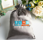 Le cadeau adapté aux besoins du client de cordon de tissu met en sac l'extension en soie adaptée aux besoins du client de cheveux de poche de satin de cadeau de cordon empaquetant Gray Satin