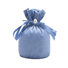 Le cadeau bleu rond de cordon de tissu de suède met en sac pour l'emballage de bijoux